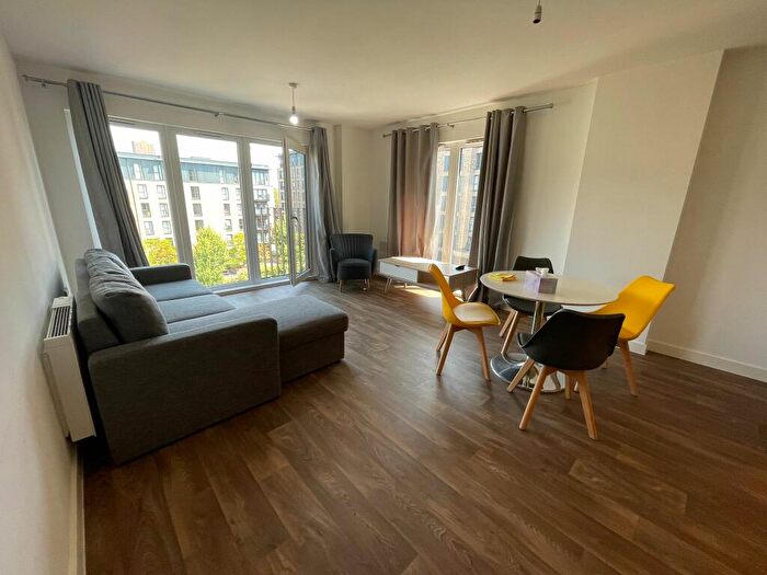 2 Bedroom Flat To Rent In Washington Apartment, Lexington Garden, Park Central, Birmingham, B15