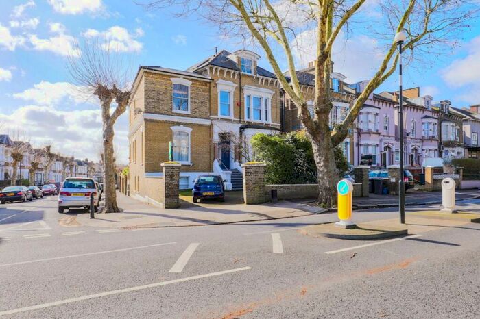 3 Bedroom Apartment To Rent In Cazenove Road, London, N16