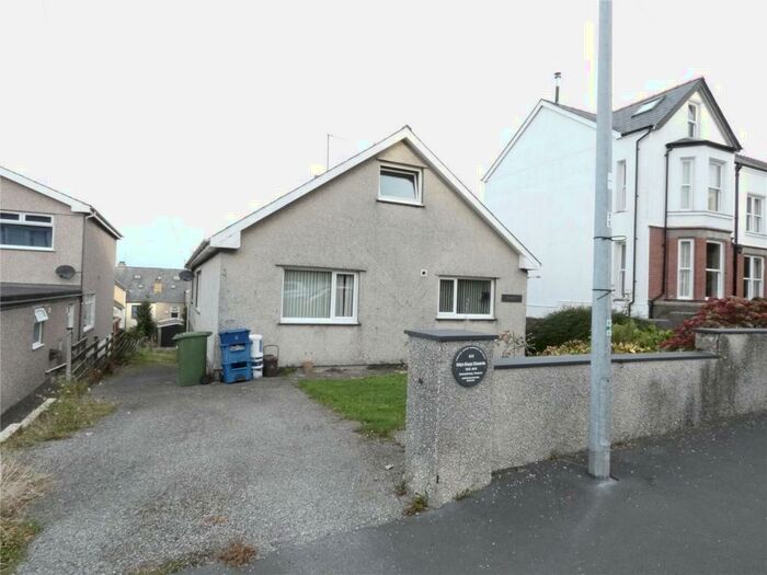 4 Bedroom Bungalow To Rent In St. Davids Road, Caernarfon, LL55