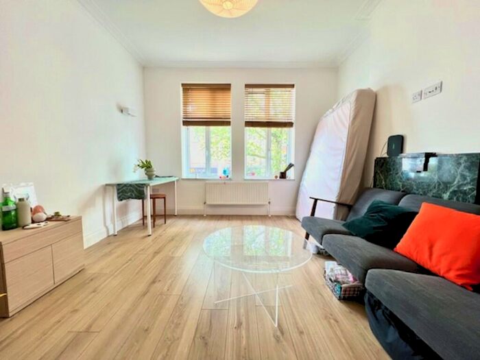 2 Bedroom Apartment To Rent In Georgian Court Vivian Avenue, London, NW4