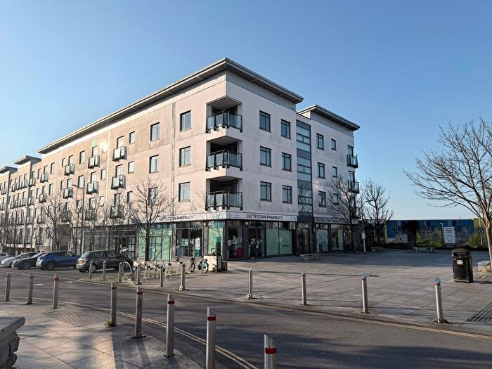 2 Bedroom Flat For Sale In Cattedown Road, Plymouth, Devon, PL4