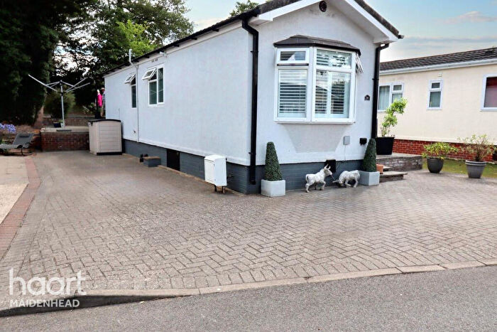 1 Bedroom Park Home For Sale In Willows Riverside Park, Windsor, SL4