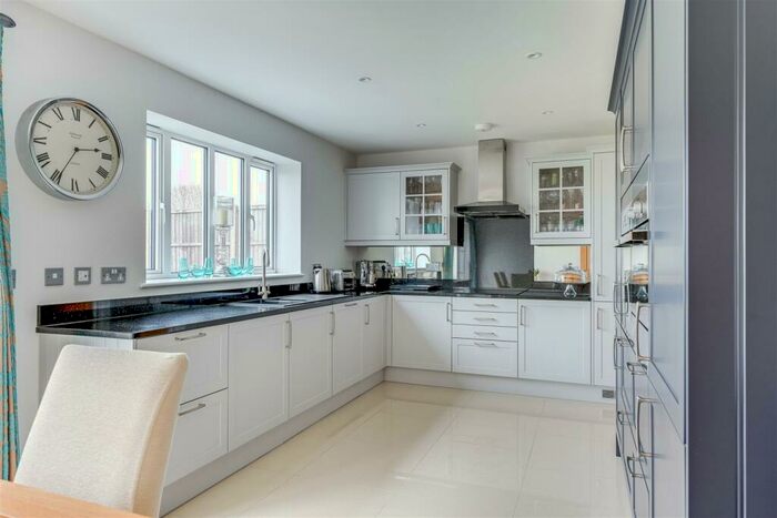 4 Bedroom Detached House For Sale In Oak Tree Close, Nazeing, EN9