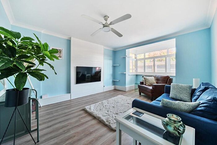 2 Bedroom Flat For Sale In Craneswater Park, Southsea, PO4