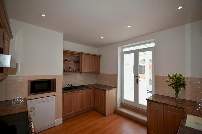 1 Bedroom Flat To Rent In Heaton Road, Gledholt, Huddersfield, HD1