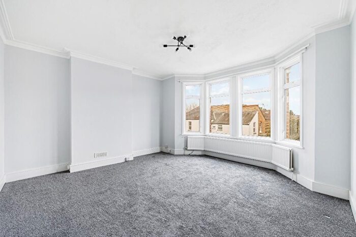 2 Bedroom Flat To Rent In Kingsley Avenue, Ealing, London, W13