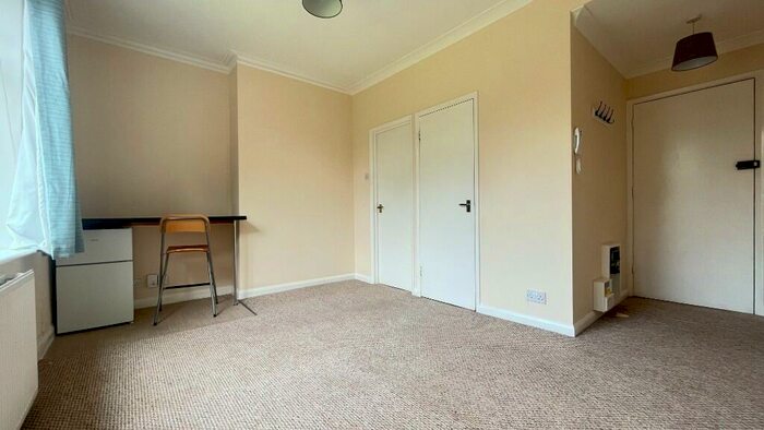 Apartment To Rent In Camborne Road, Sutton, Surrey, SM2