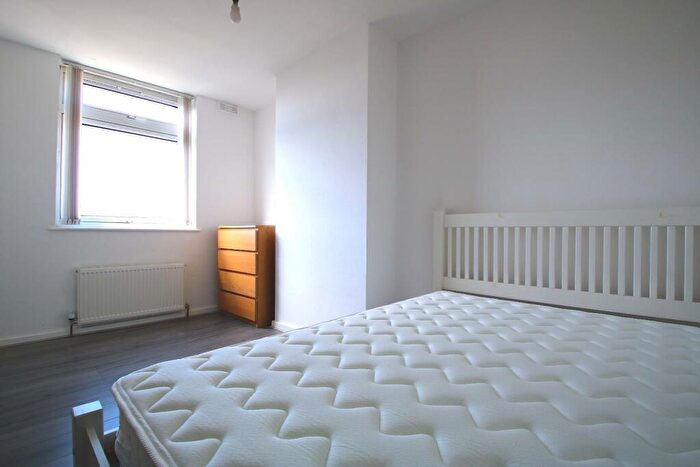 4 Bedroom Flat To Rent In Gale Street, London, E3