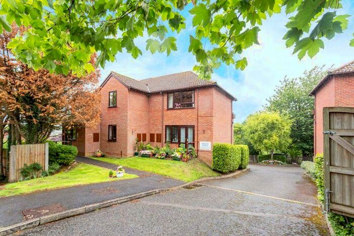 2 Bedroom Ground Flat To Rent In Bennetts, Chesham, HP5