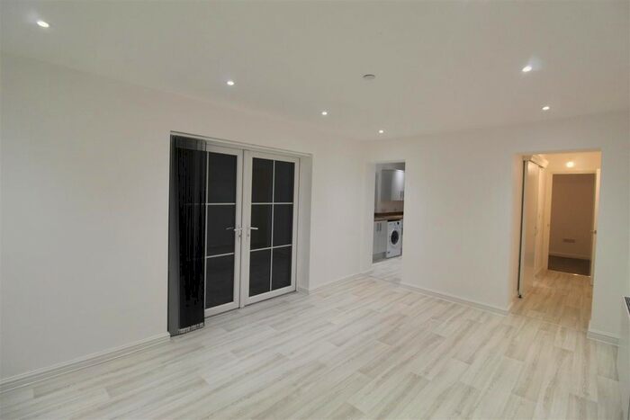 1 Bedroom Flat To Rent In Splott Road, Cardiff, CF24