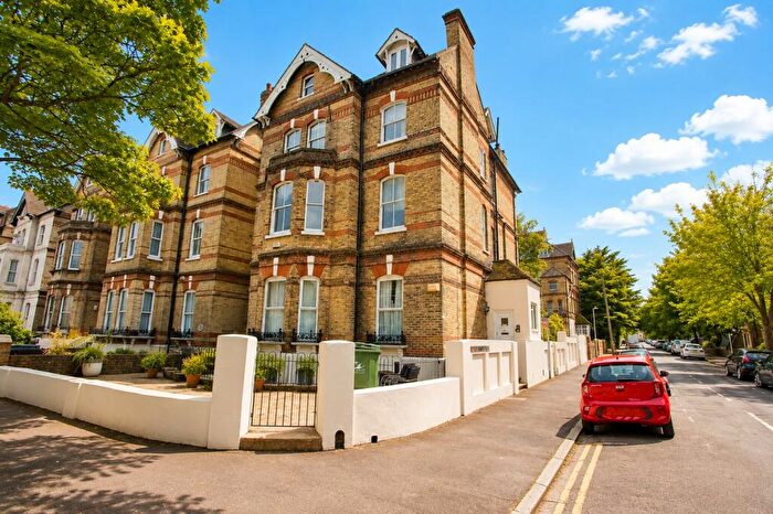 3 Bedroom Flat For Sale In Earls Avenue, Folkestone, Kent, CT20
