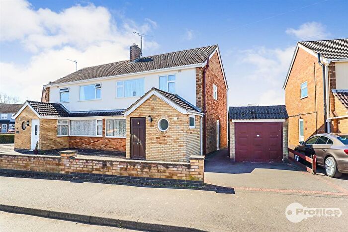 3 Bedroom Semi-Detached House For Sale In Oaks Drive, Newbold Verdon, LE9