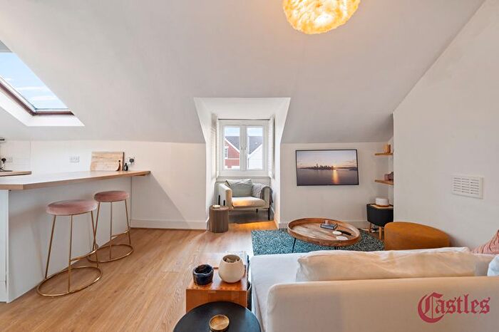 1 Bedroom Flat For Sale In Ferme Park Road, London, N8
