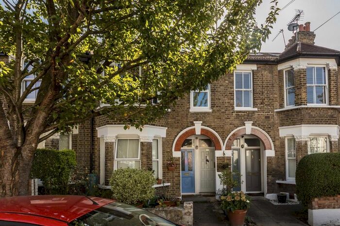 2 Bedroom Flat To Rent In Petersfield Road, London, W3