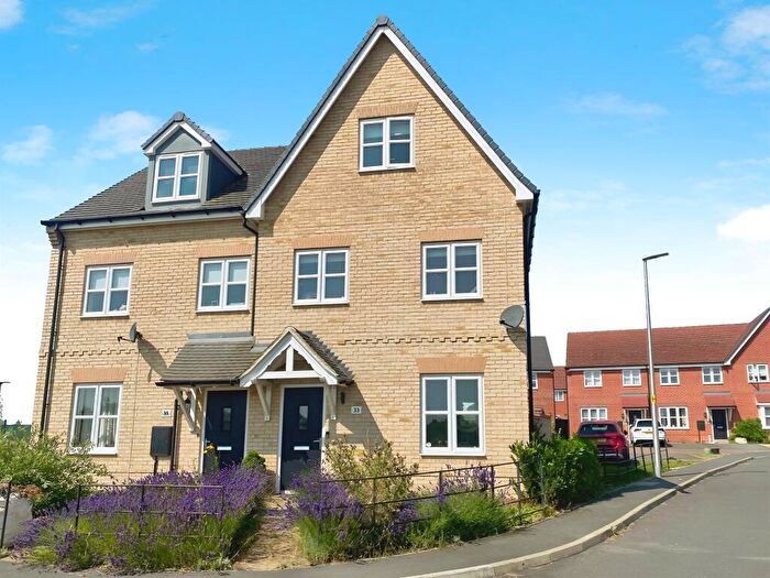 3 Bedroom Semi-Detached House For Sale In Kingfisher Drive, Southam, CV47