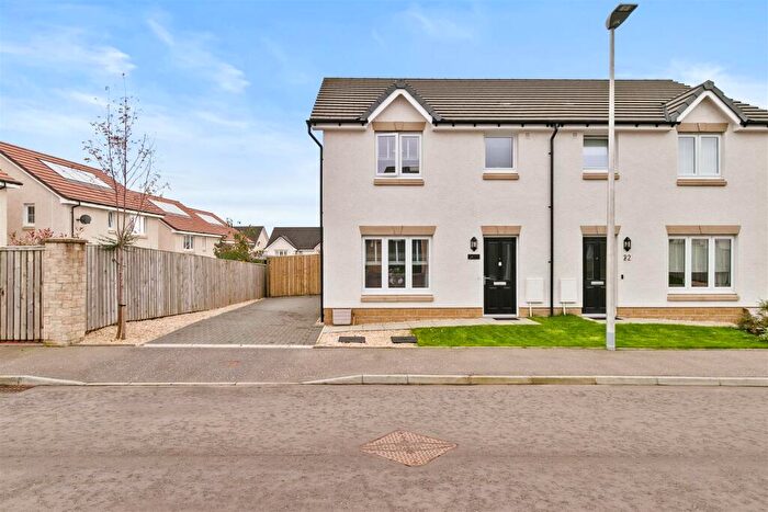 3 Bedroom Semi-Detached House For Sale In Broadford Place, Bishopton, PA7