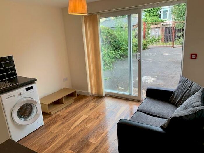 2 Bedroom Ground Flat To Rent In Penylan Road, Cardiff, CF24