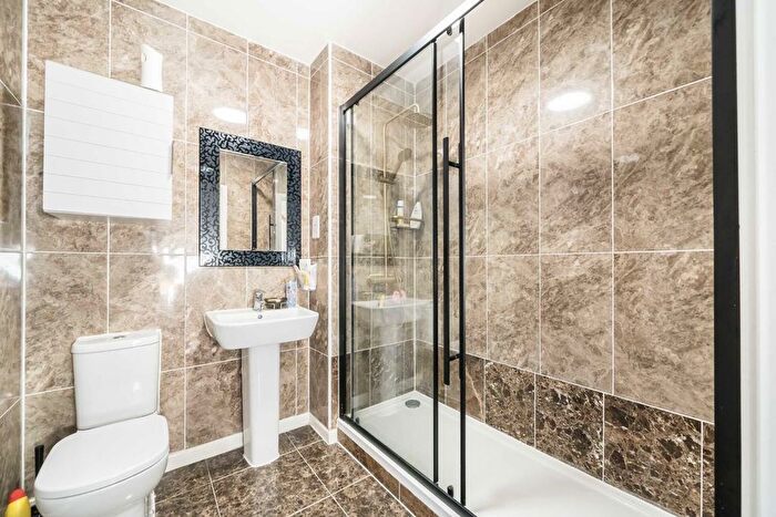 3 Bedroom Terraced House For Sale In Edgecumbe Avenue, Edgware, NW9