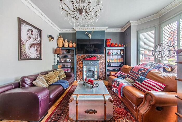 3 Bedroom Flat To Rent In Broomwood Road, London, SW11