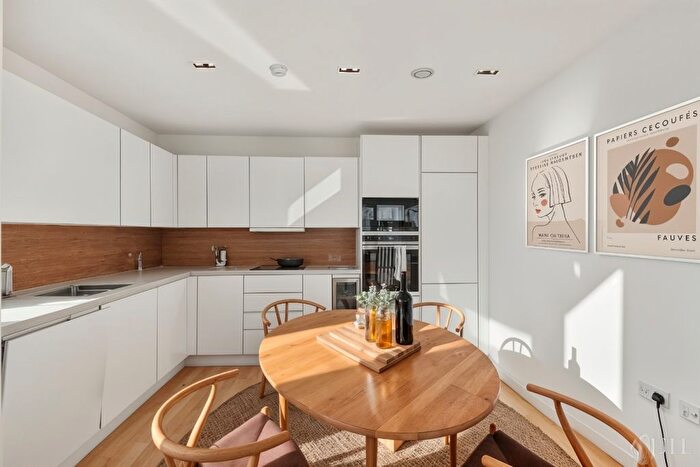 2 Bedroom Flat For Sale In Skyline Apartments, Devan Grove, N4