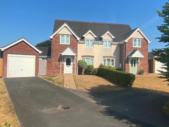 3 Bedroom Semi-Detached House For Sale In Haylock Close, Bunwell, Norwich, NR16