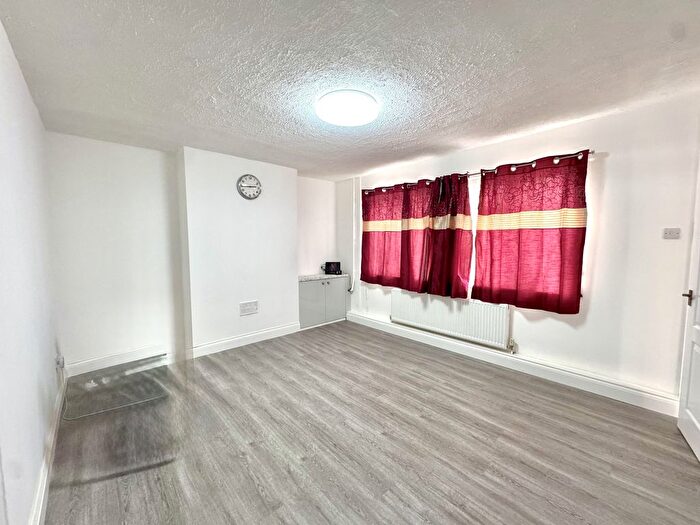 3 Bedroom End Terrace House To Rent In Barrack Road, Hounslow, TW4