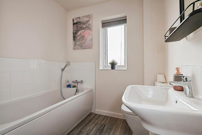 3 Bedroom Town House For Sale In Kingsman Drive, Botley, Southampton, SO32