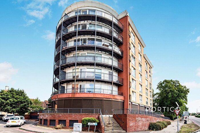 1 Bedroom Flat To Rent In Royal Crescent, Ilford, IG2