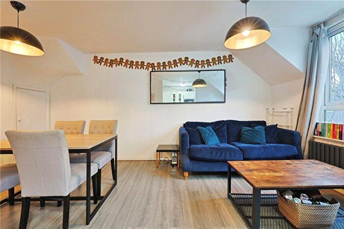 2 Bedroom Flat For Sale In Fawcett Close, London, SW11