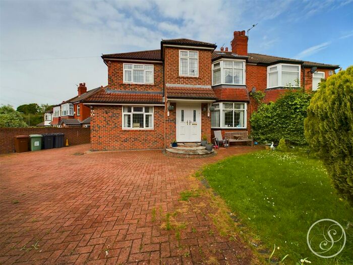 5 Bedroom Semi-Detached House To Rent In Chelwood Drive, Leeds, LS8