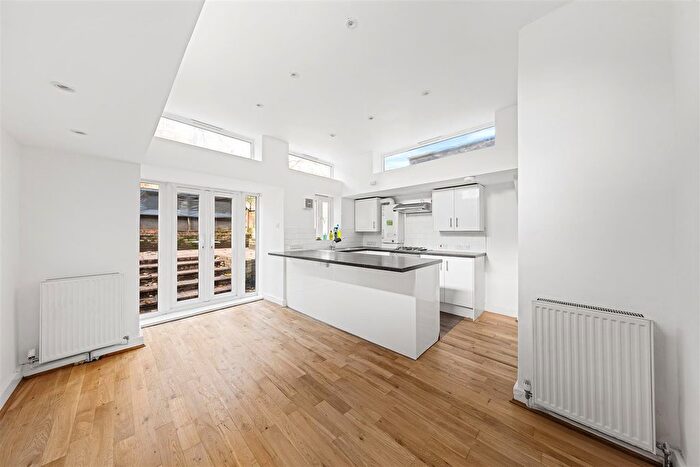 2 Bedroom Flat To Rent In Coningham Road, London, W12