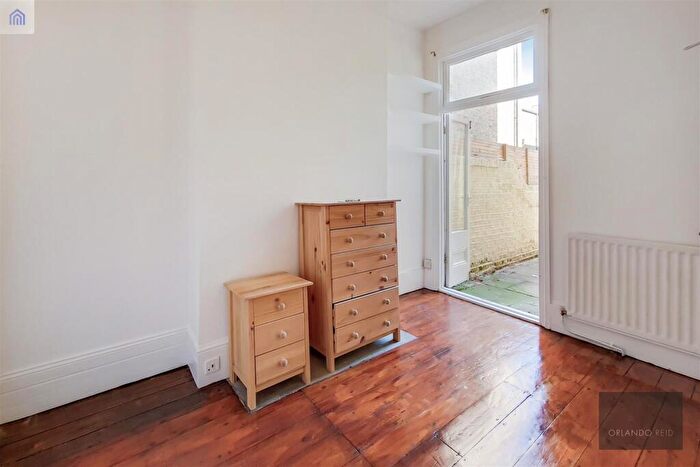 1 Bedroom Apartment For Sale In Thirsk Road, Battersea, SW11