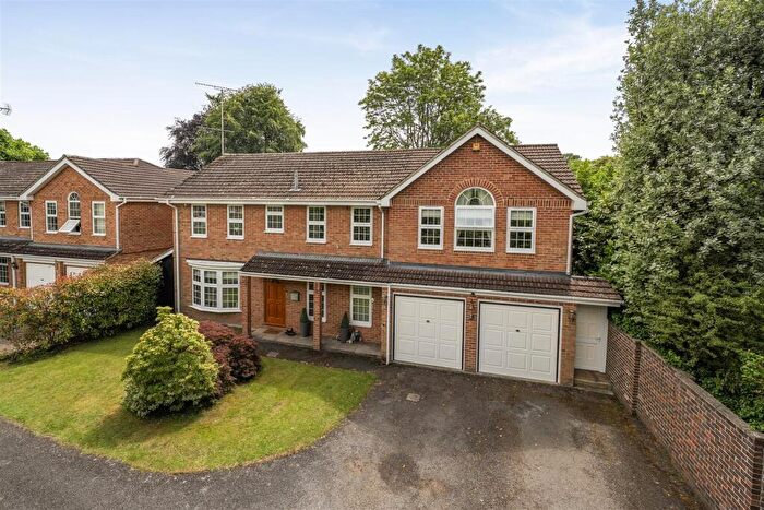 5 Bedroom Detached House For Sale In Hall Lane, Yateley, GU46