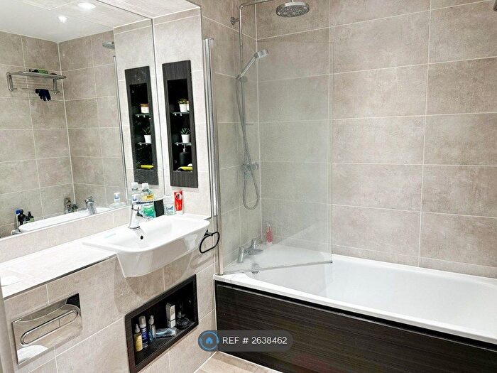 3 Bedroom Flat To Rent In Atlantic Point, London, SE10