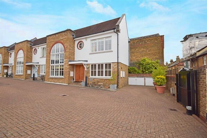 2 Bedroom Property To Rent In Abercorn Mews, Richmond, TW10