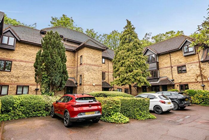 2 Bedroom Flat To Rent In Linwood Close, London, SE5