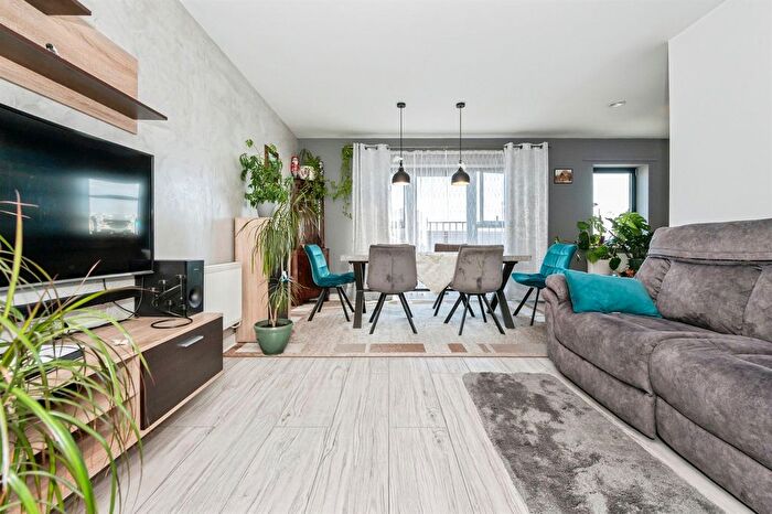 2 Bedroom Flat For Sale In London Road, Grays, RM20