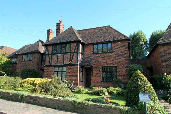 3 Bedroom Maisonette To Rent In Edmunds Walk, East Finchley, N2