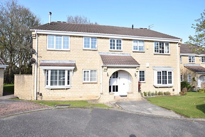 2 Bedroom Apartment To Rent In Oakdene Drive, Leeds, West Yorkshire, LS17