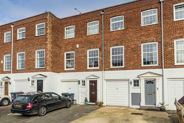 4 Bedroom Property To Rent In Blenheim Gardens, Kingston Upon Thames, KT2