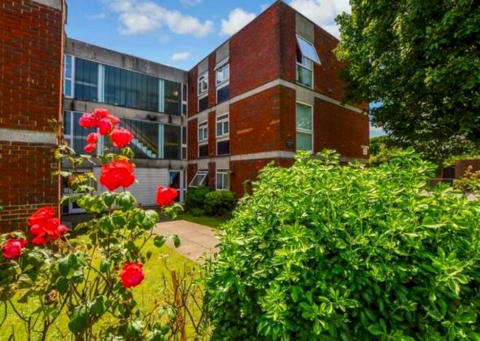 2 Bedroom Flat To Rent In Brantwood Ct, West Byfleet, KT14