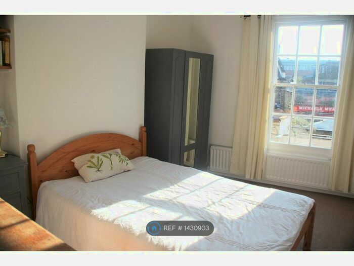 3 Bedroom Flat To Rent In Connaught Mansions, Brixton, SW9