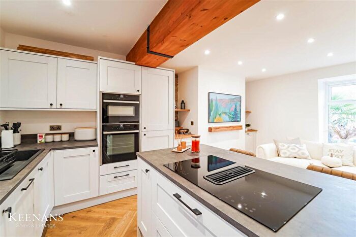 2 Bedroom Cottage To Rent In South Villas, Bacup, OL13