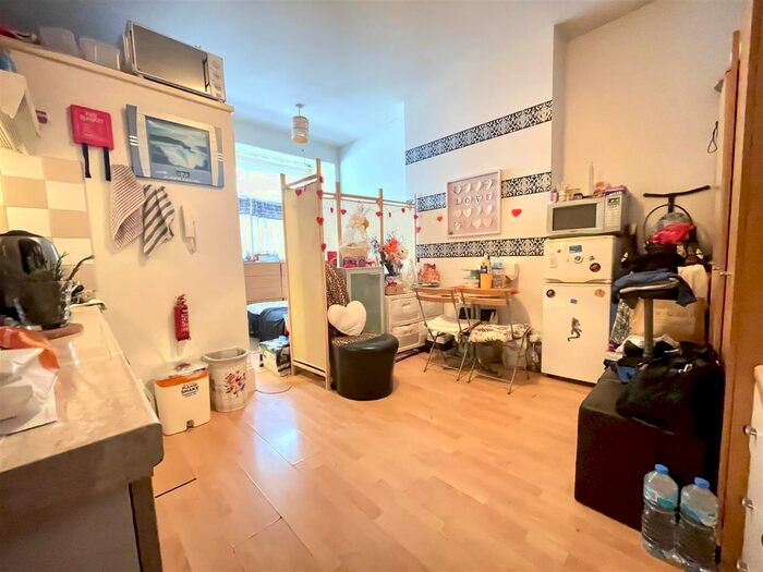 Studio To Rent In Melrose Avenue, London, NW2