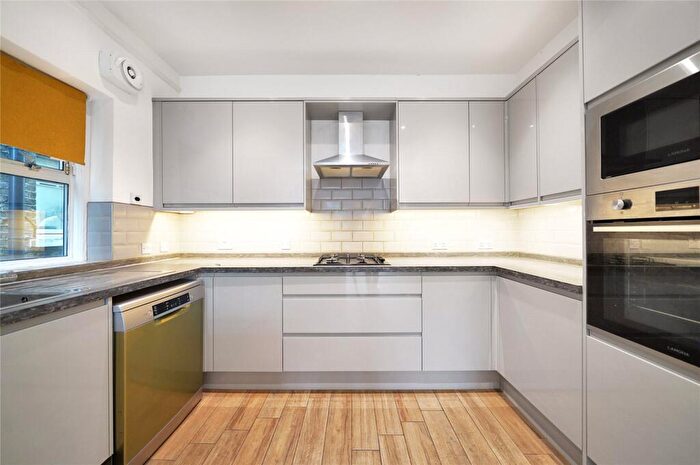 3 Bedroom Flat To Rent In Minster Road, Kilburn, NW2