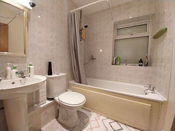 2 Bedroom Flat To Rent In Barracks Lane, Oxford, OX4