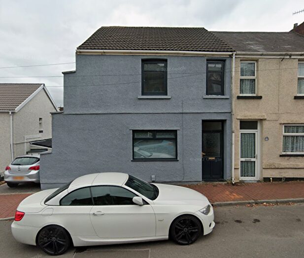 4 Bedroom End Of Terrace House To Rent In New Road, Skewen, SA10