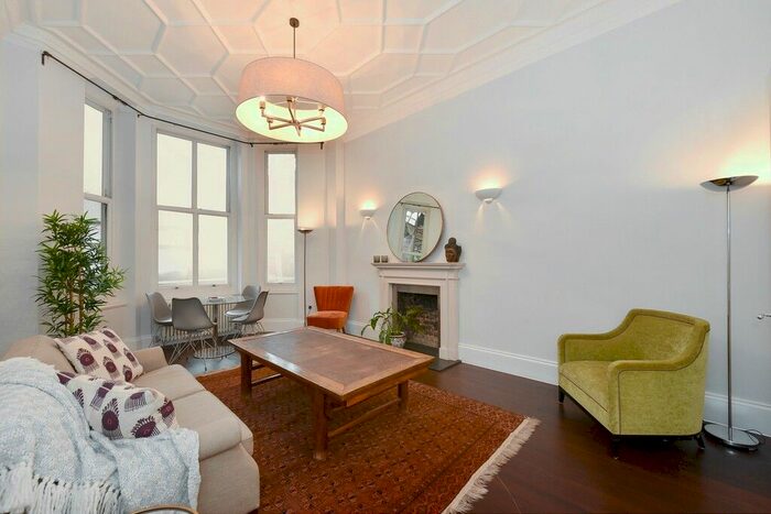 3 Bedroom Flat To Rent In Cadogan Square, Knightsbridge, SW1X