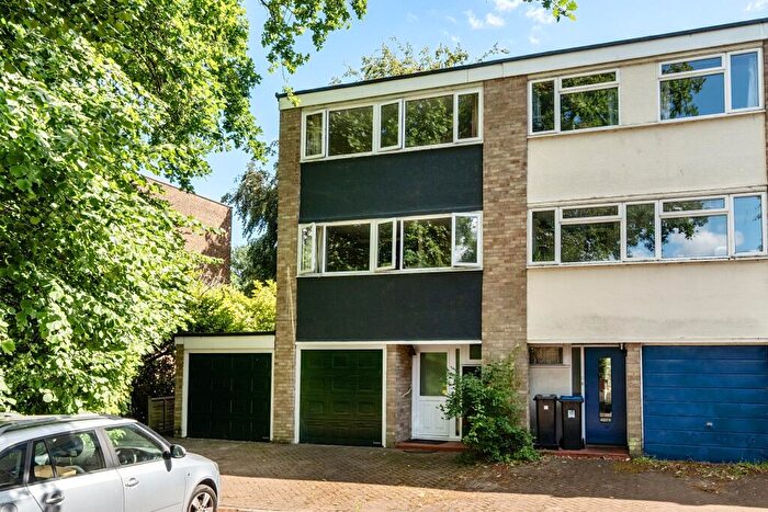 3 Bedroom Town House For Sale In Woking, GU22
