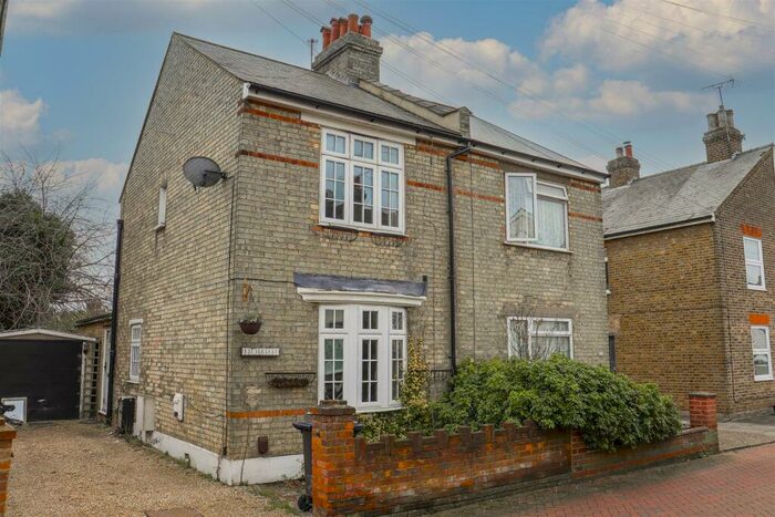 2 Bedroom Cottage To Rent In Lea Road, Hoddesdon, Hertfordshire, EN11